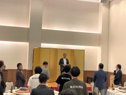 ＪＵ高知の小松豪理事長が乾杯のあいさつ