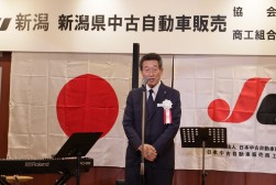 懇親会であいさつする海津会長