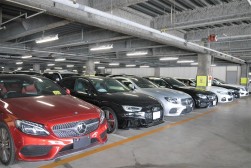 ヤナセコーナーには上質車が多数出品された