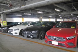 ヤナセコーナーには上質車が多数出品された