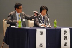 東議長と平山副議長がスムーズな議案審議を進行した