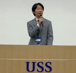 節目の周年記念であいさつに立つ瀬田社長