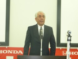 挨拶を行う添田幹夫社長