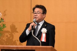 あいさつを述べる横山会長・理事長