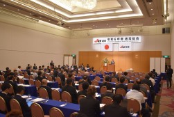 多くの会員が出席した