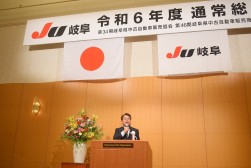 あいさつを述べる横山会長・理事長