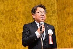 懇親会冒頭であいさつを述べる横山会長・理事長