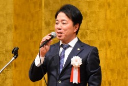 あいさつを述べる熊﨑尚樹社長