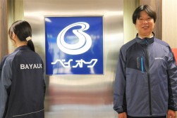 全スタッフが同じユニフォームを着用し一体感