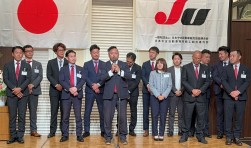 中締めに青年部が登壇し、星野青年部会長があいさつ