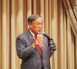 総会後に開かれた懇親会で土屋顧問が乾杯の発声