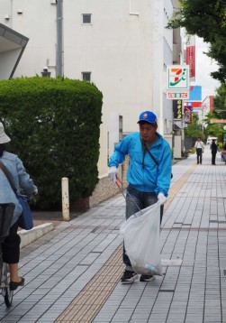 清掃活動に励む高橋指導環境委員長