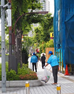 清掃活動に励む事務局