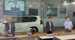 感謝の意を込め深々とお辞儀をする青木さん