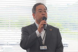 セレモニーであいさつを述べる千葉玄彦常務理事