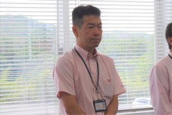 会場をまとめる小川慎一会場長
