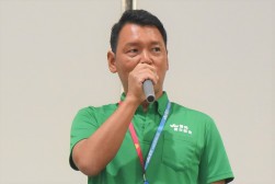 セリ前にあいさつを述べる小野青年部会長