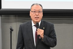 あいさつを述べる小野田会長・理事長