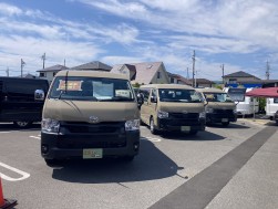 各種キャンピングカーが出展された