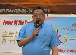 あいさつに立つ千﨑理事長