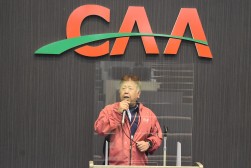 セリ前にあいさつを述べる滝川会場長