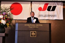 新園会長・理事長があいさつを述べた