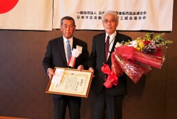 退職した鶴田安憲営業部長には感謝状を授与