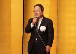 総会後懇親会であいさつに立つ荒井会長
