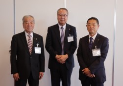 写真左から、 松本富男取締役副会長、 伊藤行雄社長、塚田長志取締役