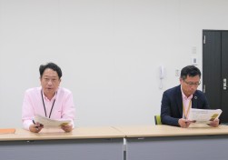 記者会見を行った（写真左から前原会場長と笹井聡営業室長