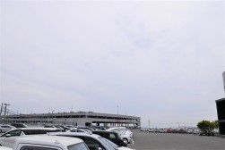 写真奥は立体駐車場