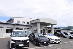 会場前には高級車が並ぶ