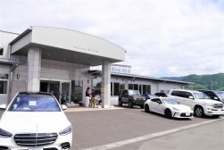 会場前には高級車が並ぶ