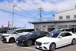 会場前には高級車が並ぶ