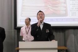 セリ前にあいさつを述べる岳南ブロック長の加藤氏
