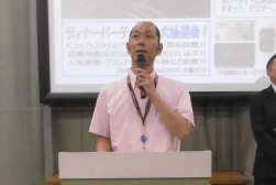 あいさつを述べる中川流通委員長