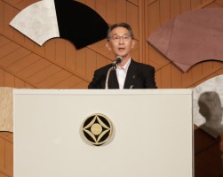 総会後の懇親会であいさつする赤間会長