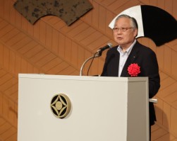 あいさつに立つ軽自動車検査協会清谷伸吾理事長