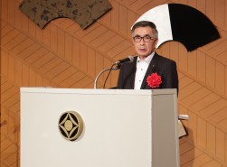 あいさつに立つ鈴木俊宏社長