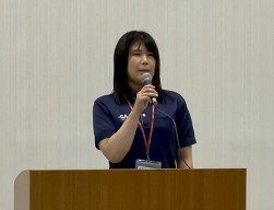 セリ前のあいさつに立つ営業室の牟田さん