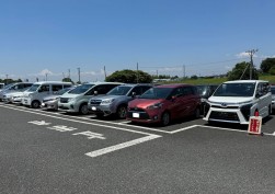 特設ディーラーコーナーに多数の出品車