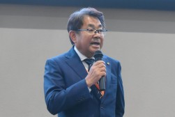 あいさつを述べる横山理事長