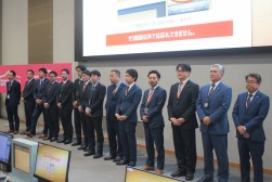 親会執行部と青年部メンバーが登壇