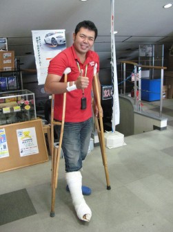 後日談を聞いたときの黒岩部会長。他県JU青年部AAに出張した際に、駅のスロープで足を捻ってしまったとのこと。この怪我にも関わらず意欲的なのがこの人らしいところ。