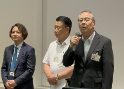 あいさつに立つ伊藤理事長