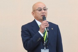 セリ前にあいさつを述べる加藤理事長