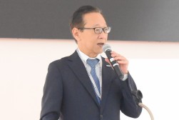 セリ前にあいさつを述べる伊藤社長