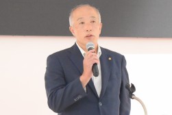 来賓あいさつを述べるJU中販連・奥村流通委員長