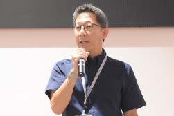 セリの説明を行う堀会場長