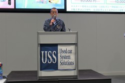 セレモニーで挨拶する菅田会場長